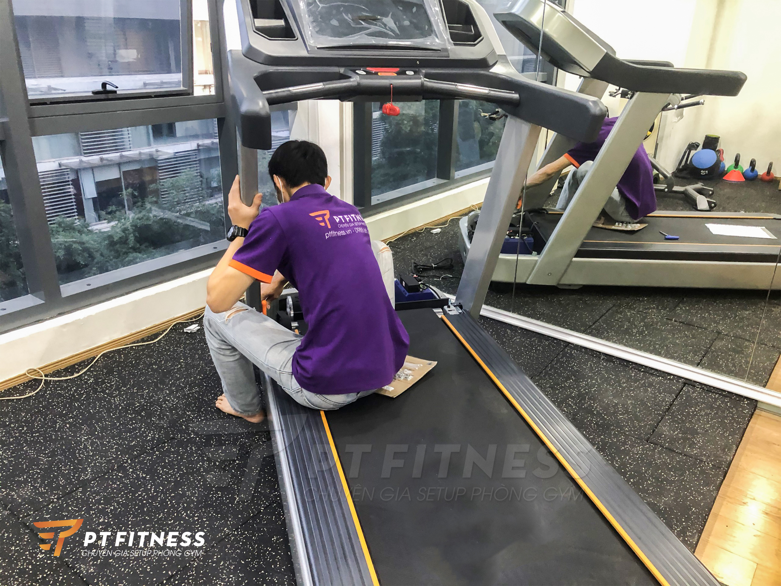 Nhân viên PT Fitness đang miệt mài hoàn thành những bước lắp đặt cuối cùng cho PT300