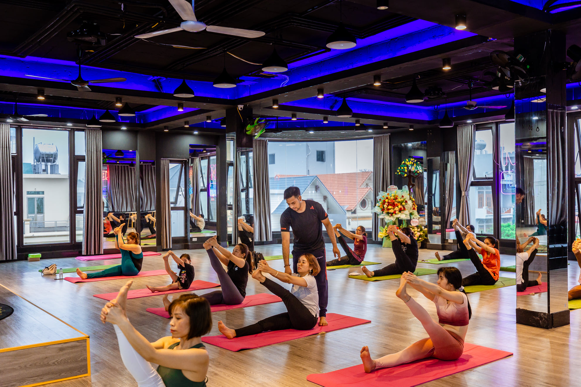 Mô hình luyện Yoga tại Royal Fitness