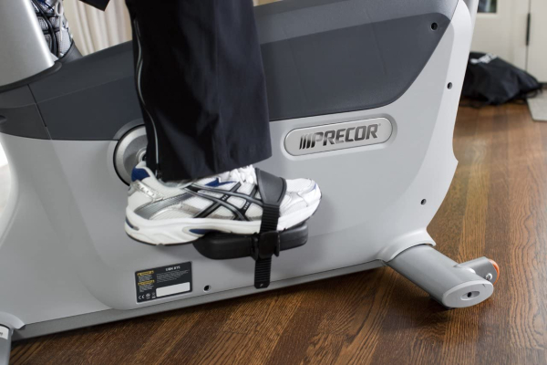 Đai chống trượt tiện lợi, có thể điều chỉnh phù hợp với mọi kích thước bàn chân người sử dụng