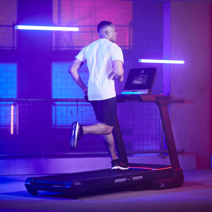 Tập luyện với máy chạy bộ cao cấp Adidas T-19x Treadmill