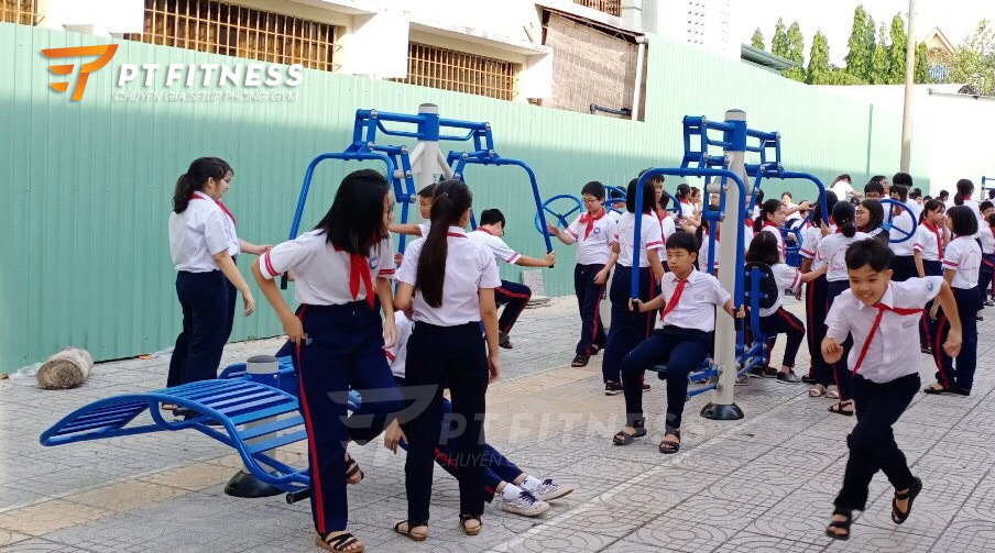 Máy tập thể dục ngoài trời tại khuôn viên trường học